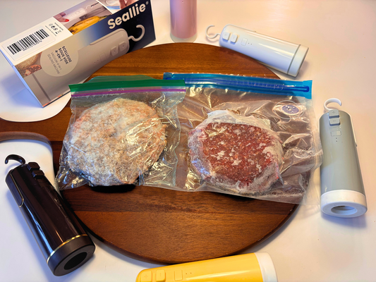 viande brulée par la congélation à gauche et viande protégé par un sac sous vide réutilisable à droite entouré de scelleuses sous vide portables Seallie