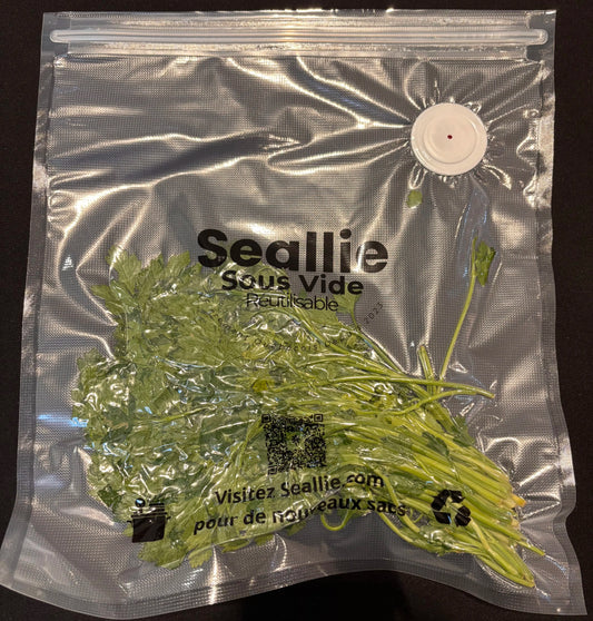 fines herbes scellées sous vide dans un sac sous vide réutilisable seallie