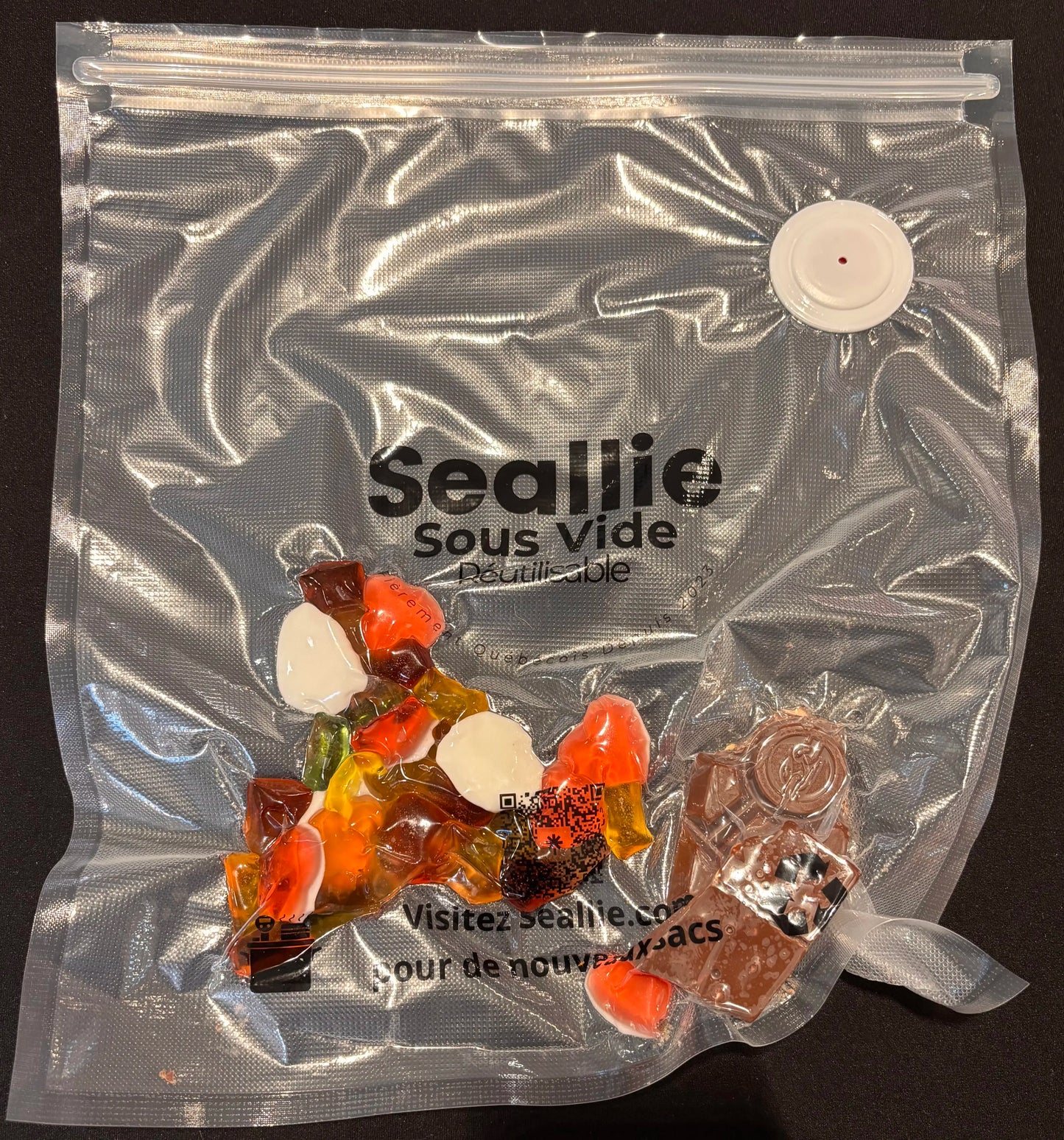 jujubes scellés sous vide dans un sac sous vide réutilisable seallie chocolat