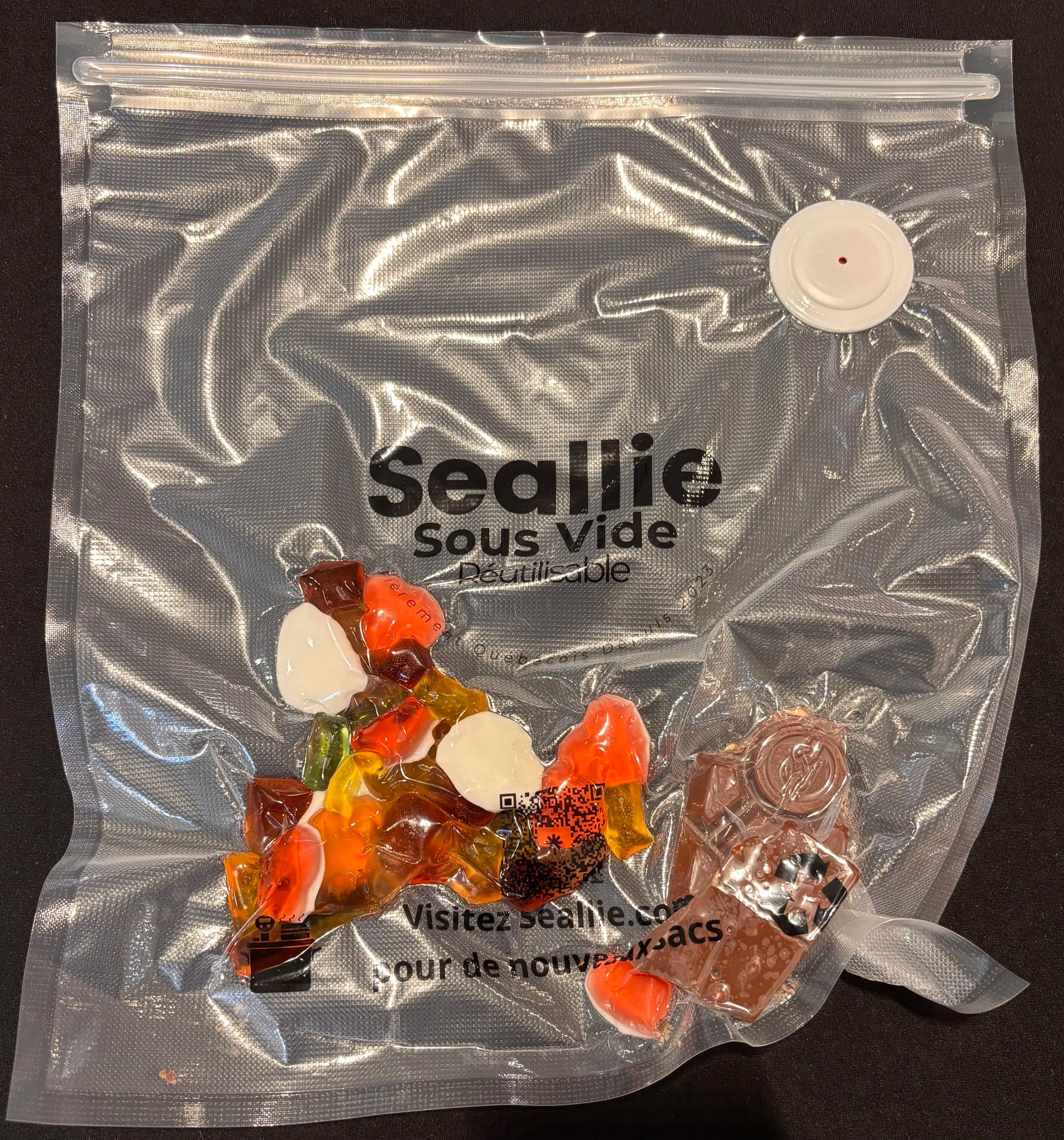 jujubes scellés sous vide dans un sac sous vide réutilisable seallie chocolat