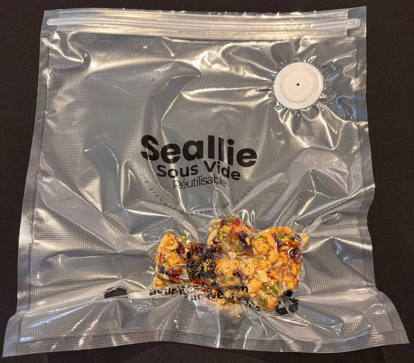 noix scellé sous vide dans un sac sous vide réutilisable seallie