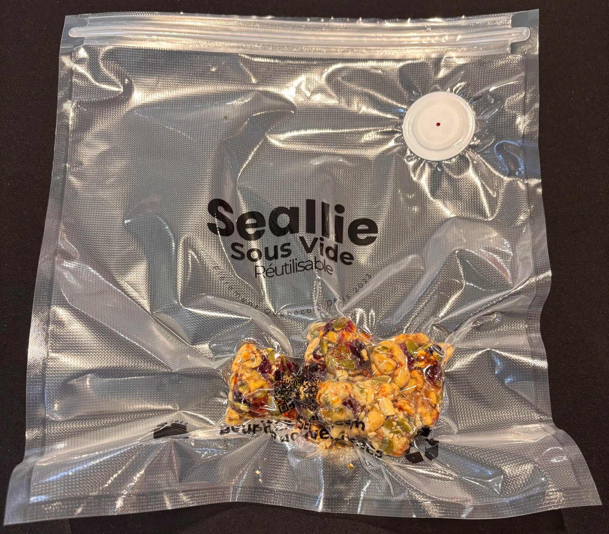 noix scellé sous vide dans un sac sous vide réutilisable seallie